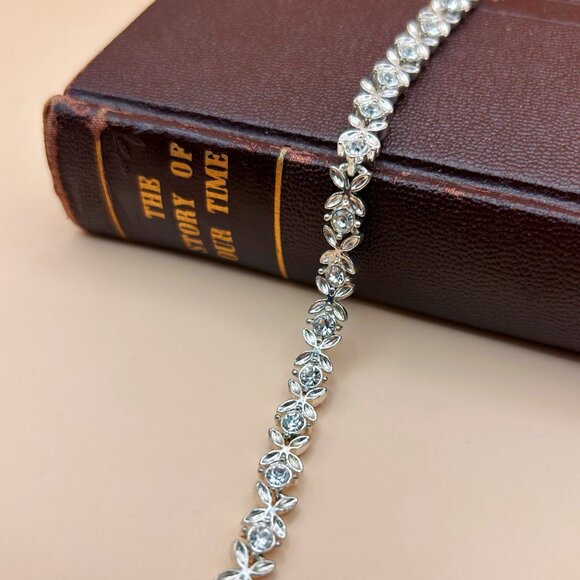 Vintage Avon Silver Tone Rhinestone Tennis Bracelet – Floral Vine Design, Signed - Picture 8 of 9